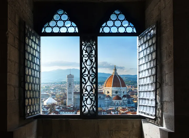 © Tryfonov - stock.adobe.com Blick aus einem Fenster auf die Kathedrale von Florenz mit ihrer markanten Kuppel.