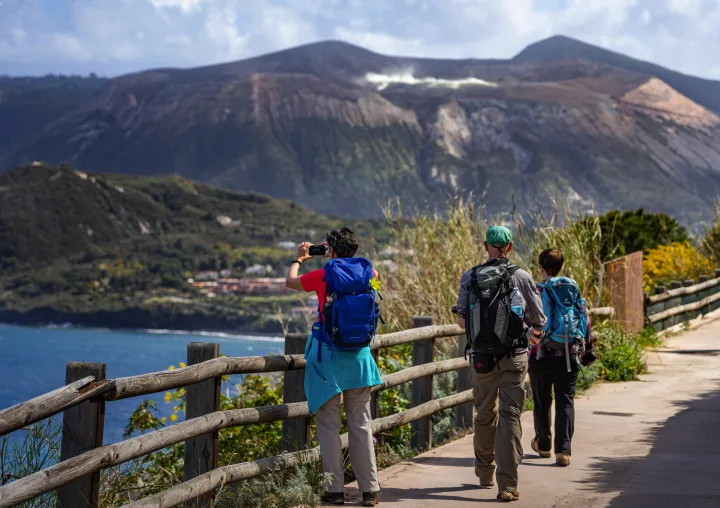 © Frank Lambert - stock.adobe.com Drei Wanderer auf einem Weg mit Blick auf Vulkanlandschaft.