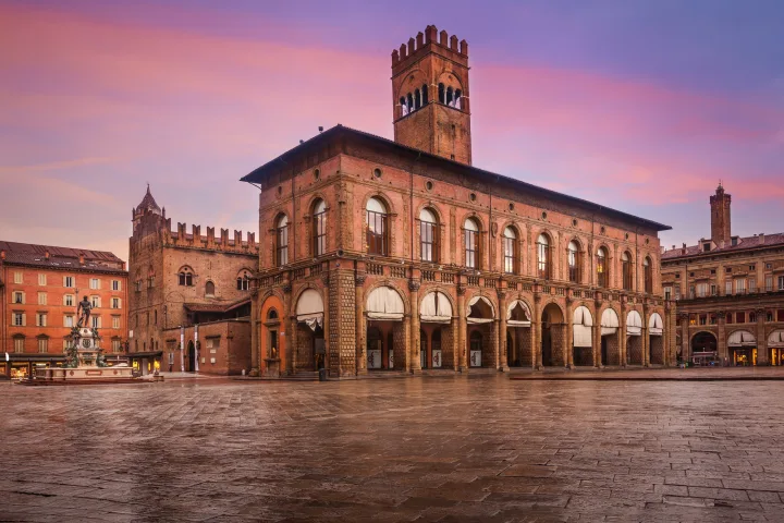 © Maurizio De Mattei Piazza Maggiore in Bologna mit Neptunbrunnen und Palazzo d’Accursio bei Sonnenuntergang