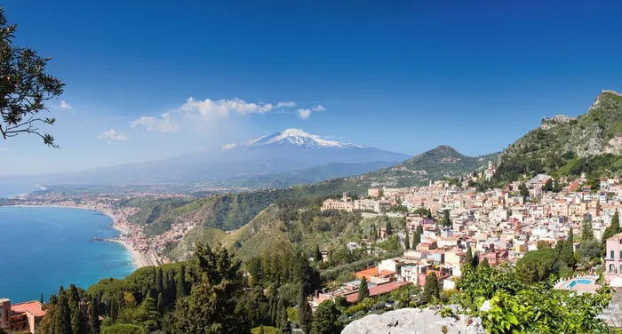 © Circumnavigation - Fotolia Panorama von Taormina mit dem Ätna