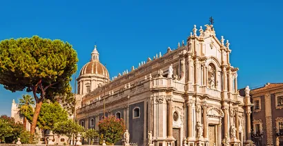 Piazza Duomo oder Domplatz mit Kathedrale von Santa Agatha oder Catania Duomo in Catania